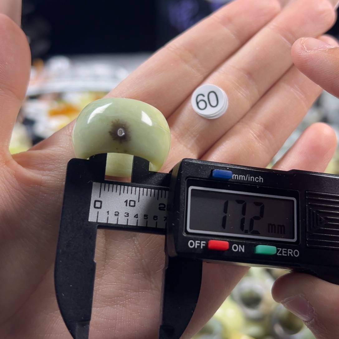 蛇纹石玉未镶嵌戒指