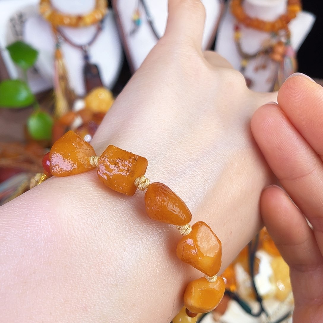 未镶嵌琥珀珠宝奇石。