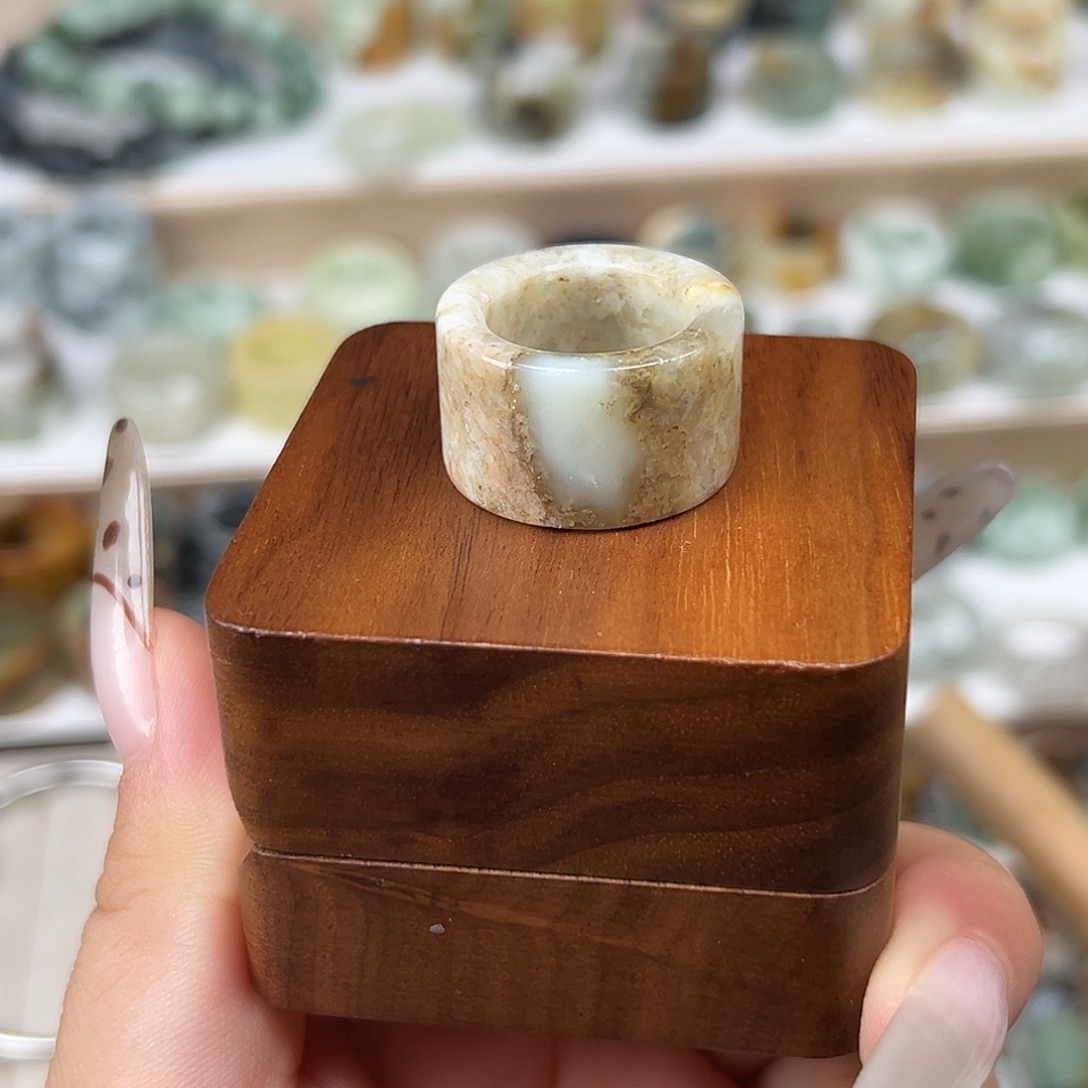 蛇纹石玉未镶嵌戒指微瑕内径17.1