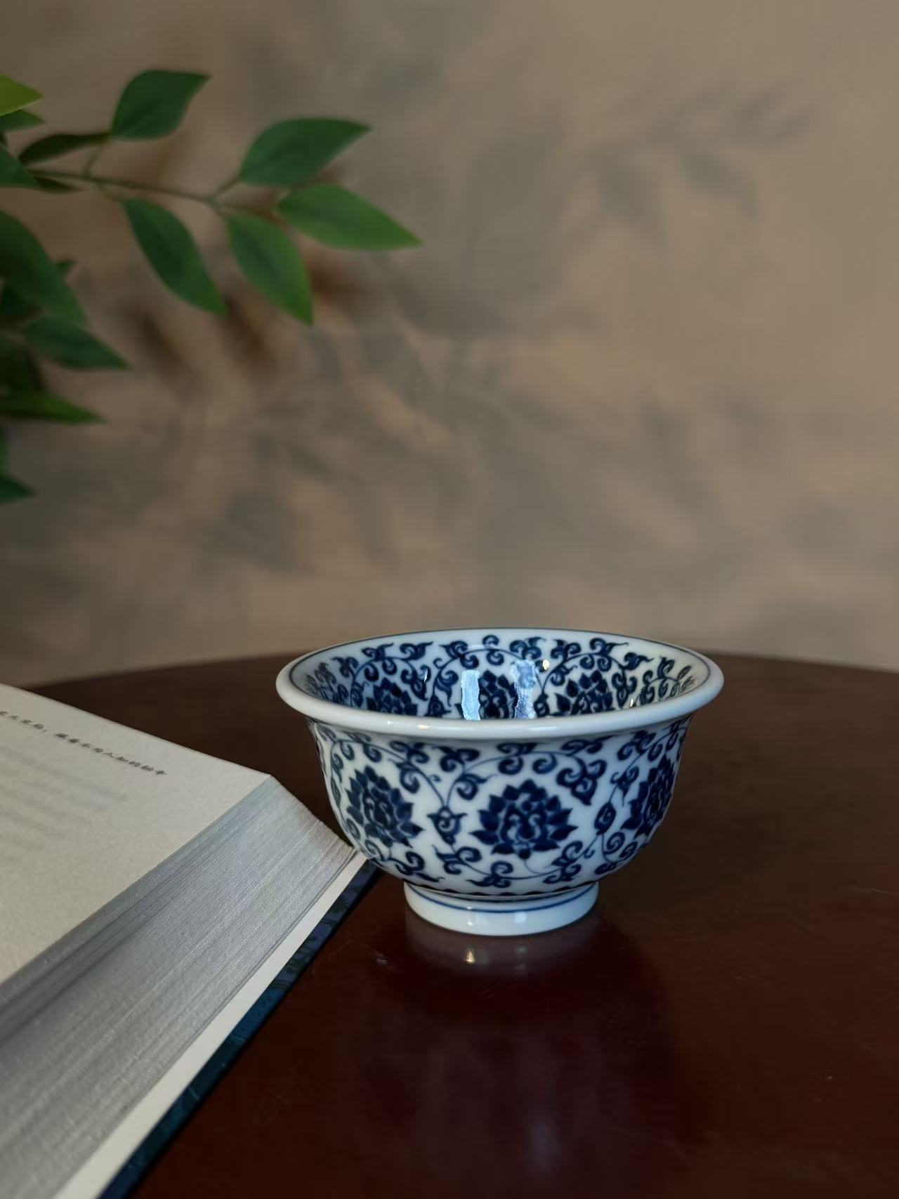 A421 【景墨春风柴窑】精工仿明青花双勾莲压手杯 容量70ml