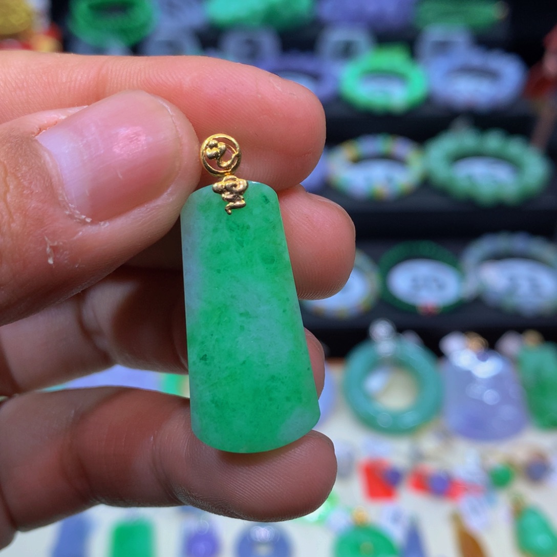 翡翠18K金镶嵌颈饰