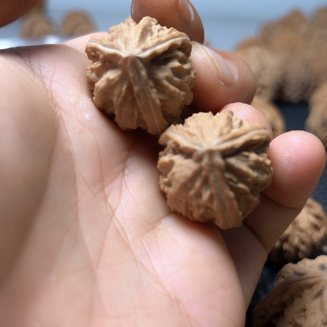 文玩核桃吊坠三棱