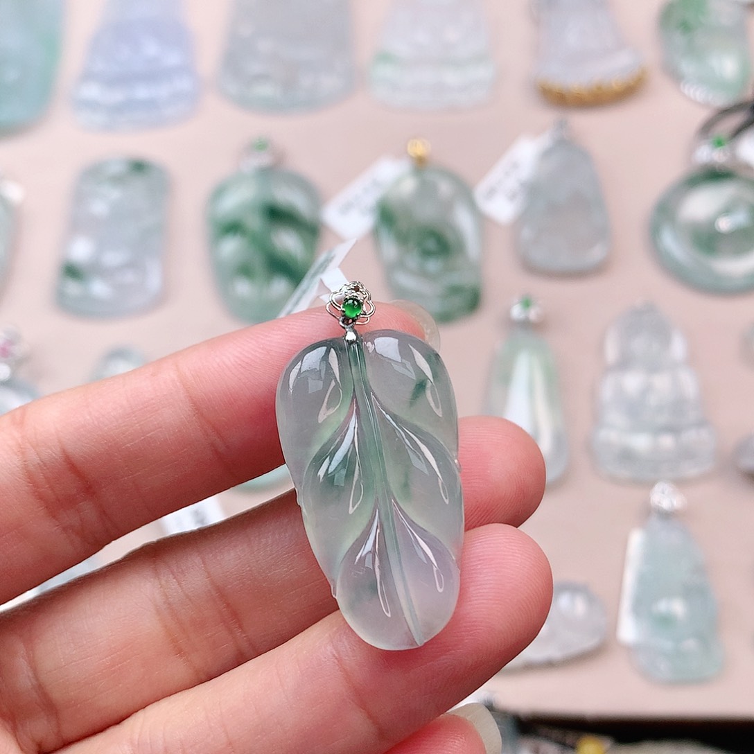 翡翠颈饰18K金镶嵌叶子