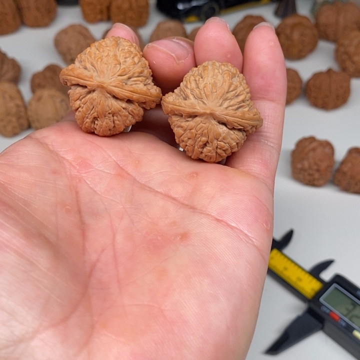 文玩核桃把件红宝石