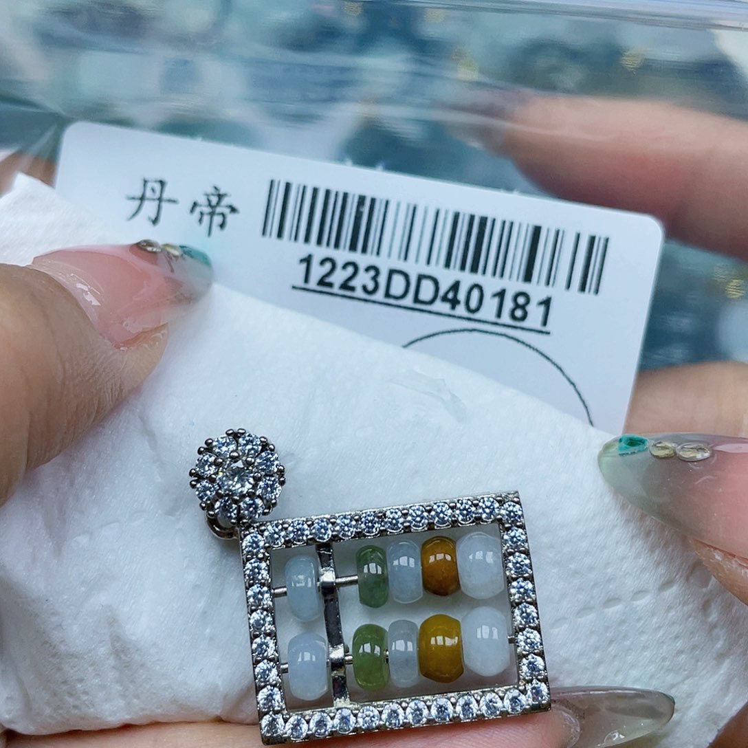 吊坠(不含链)未镶嵌翡翠