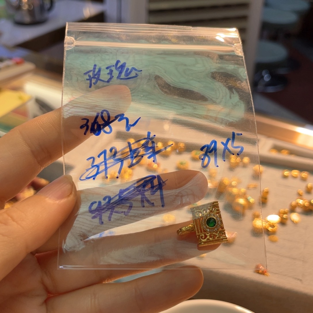 颈饰18K金镶嵌和田玉玫*?
