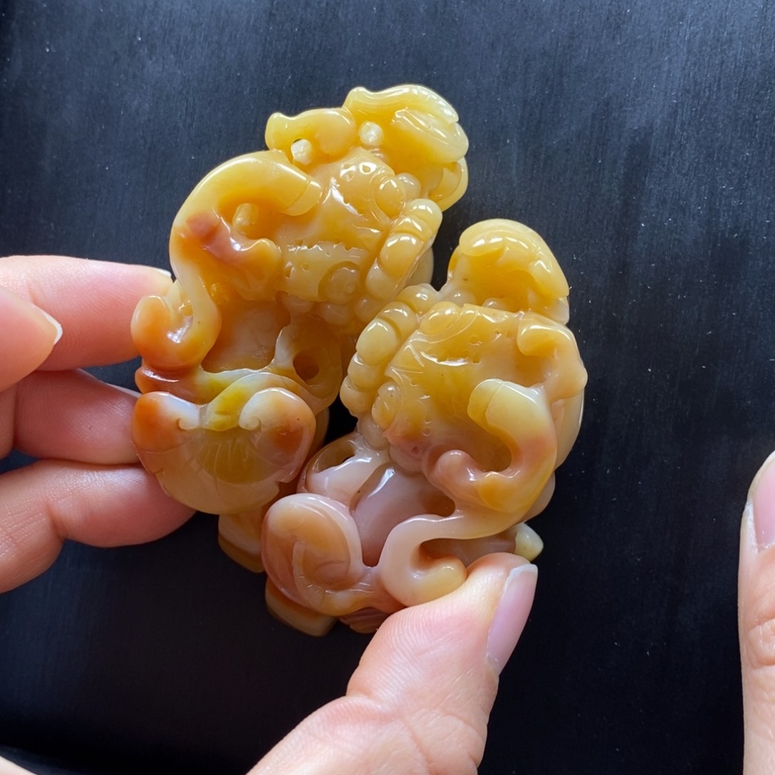 石英质玉（黄龙玉）颈饰未镶嵌手把件