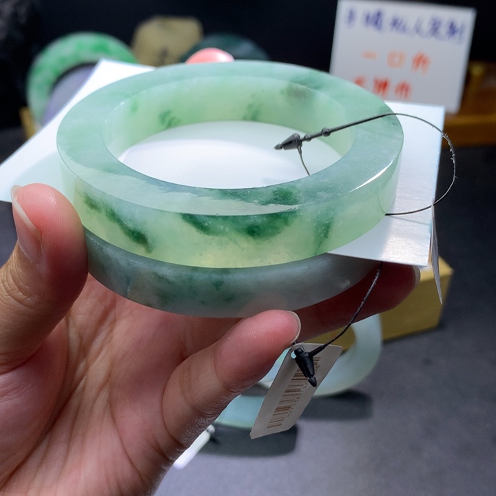 未镶嵌翡翠手镯定制翡翠