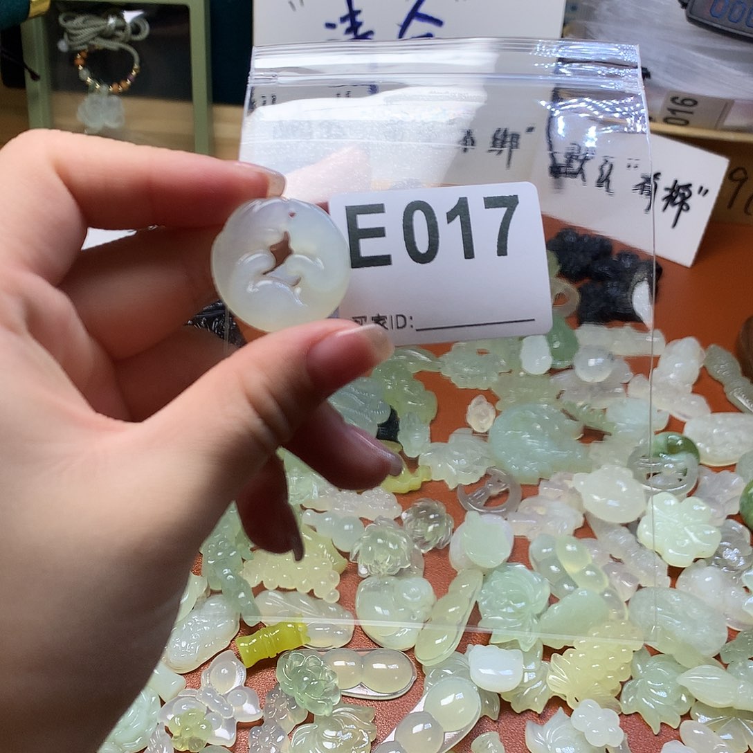 蛇纹石玉颈饰合金