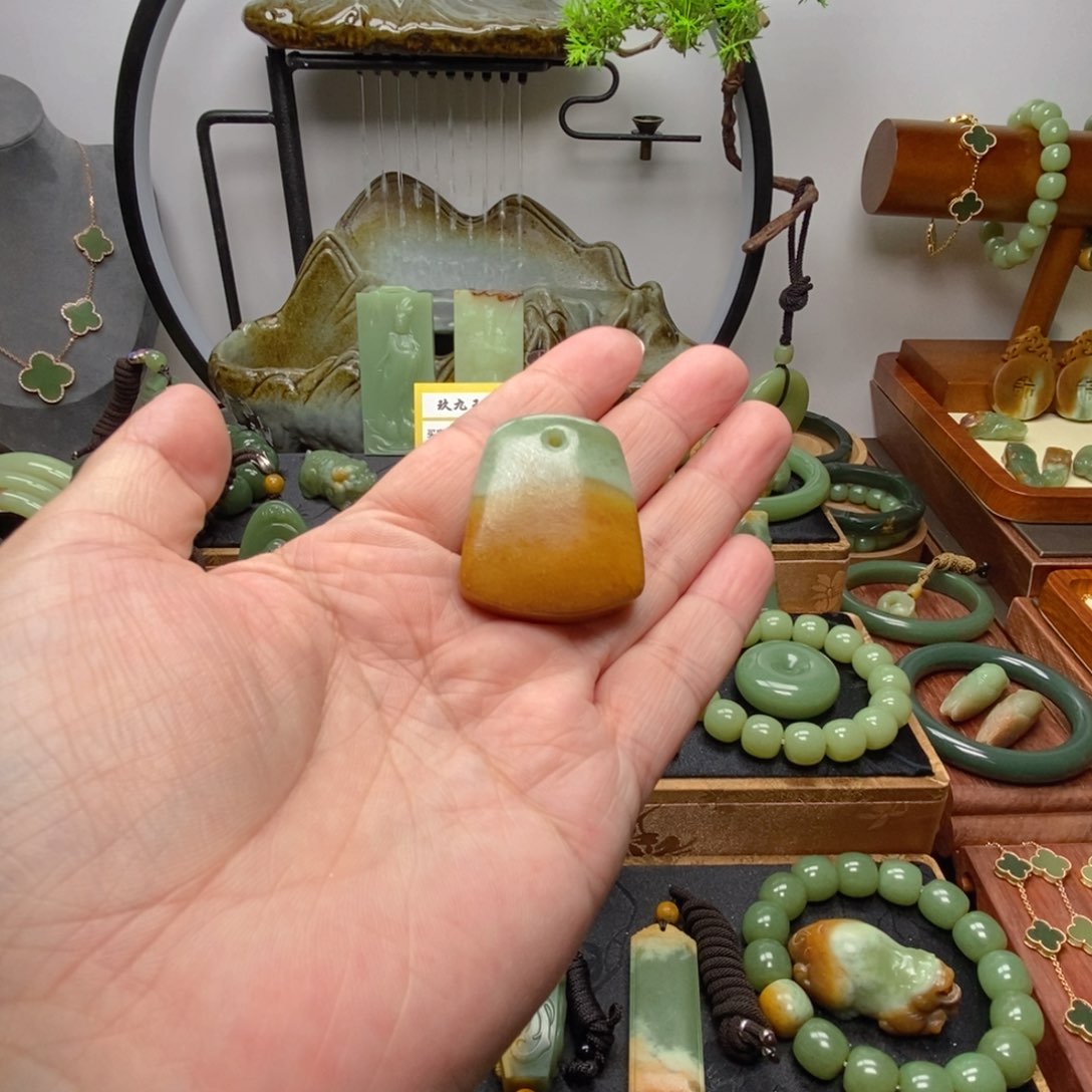 岫岩河磨玉（透闪石质玉）吊坠未镶嵌