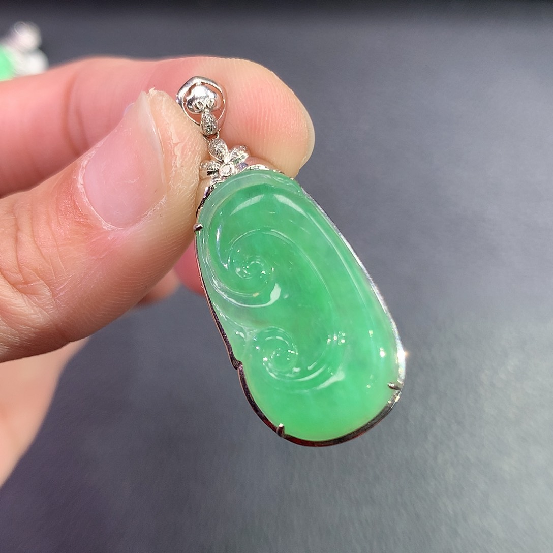 翡翠吊坠(赠链)18K金镶嵌