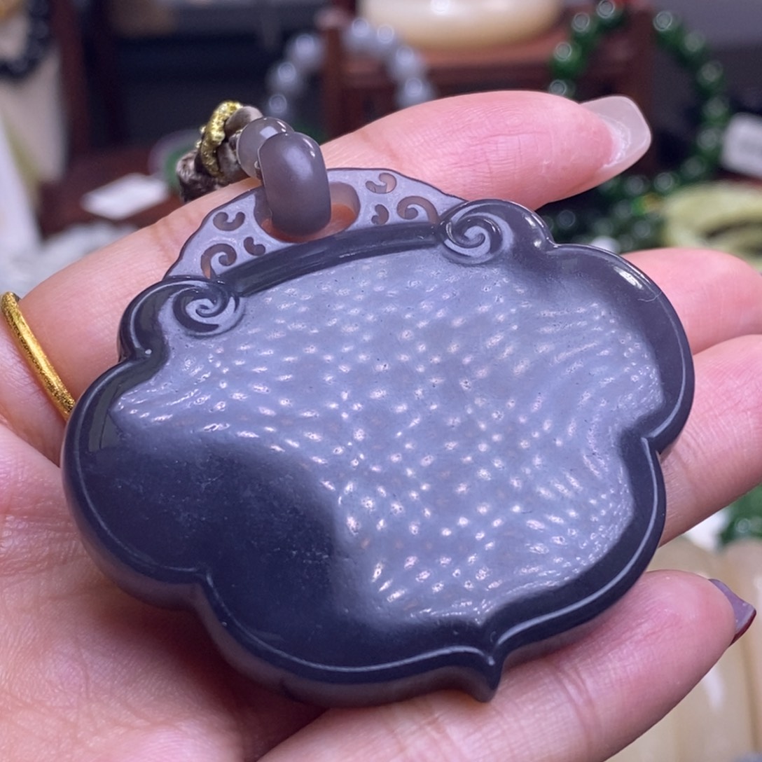 和田玉孤品补贴浓烟紫帝王紫如意锁吊坠未镶嵌