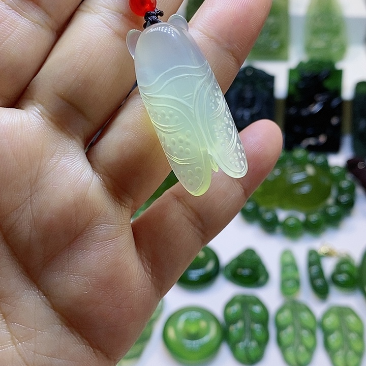 蛇纹石玉颈饰未镶嵌