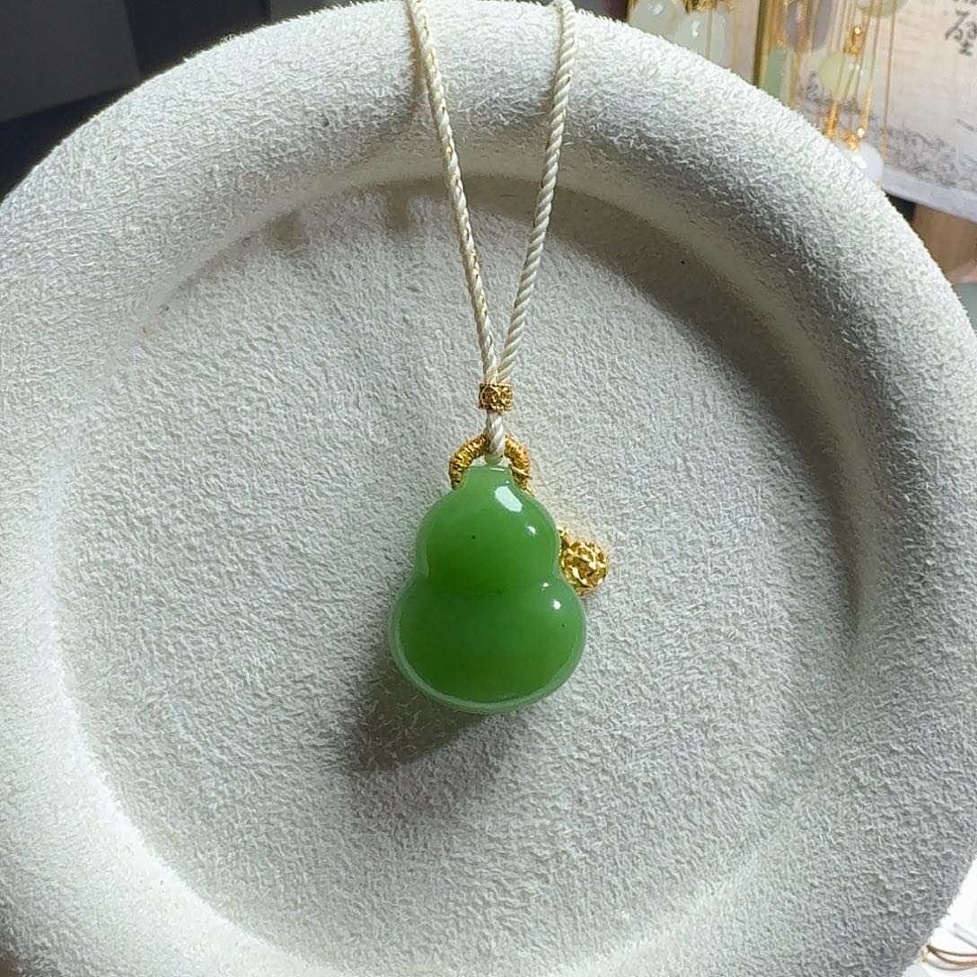甜***ａ和田玉未镶嵌颈饰苹果绿葫芦