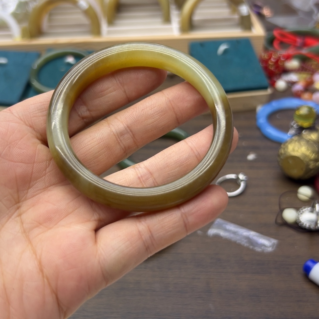 王***橙和田玉未镶嵌手镯55.7圈围1260