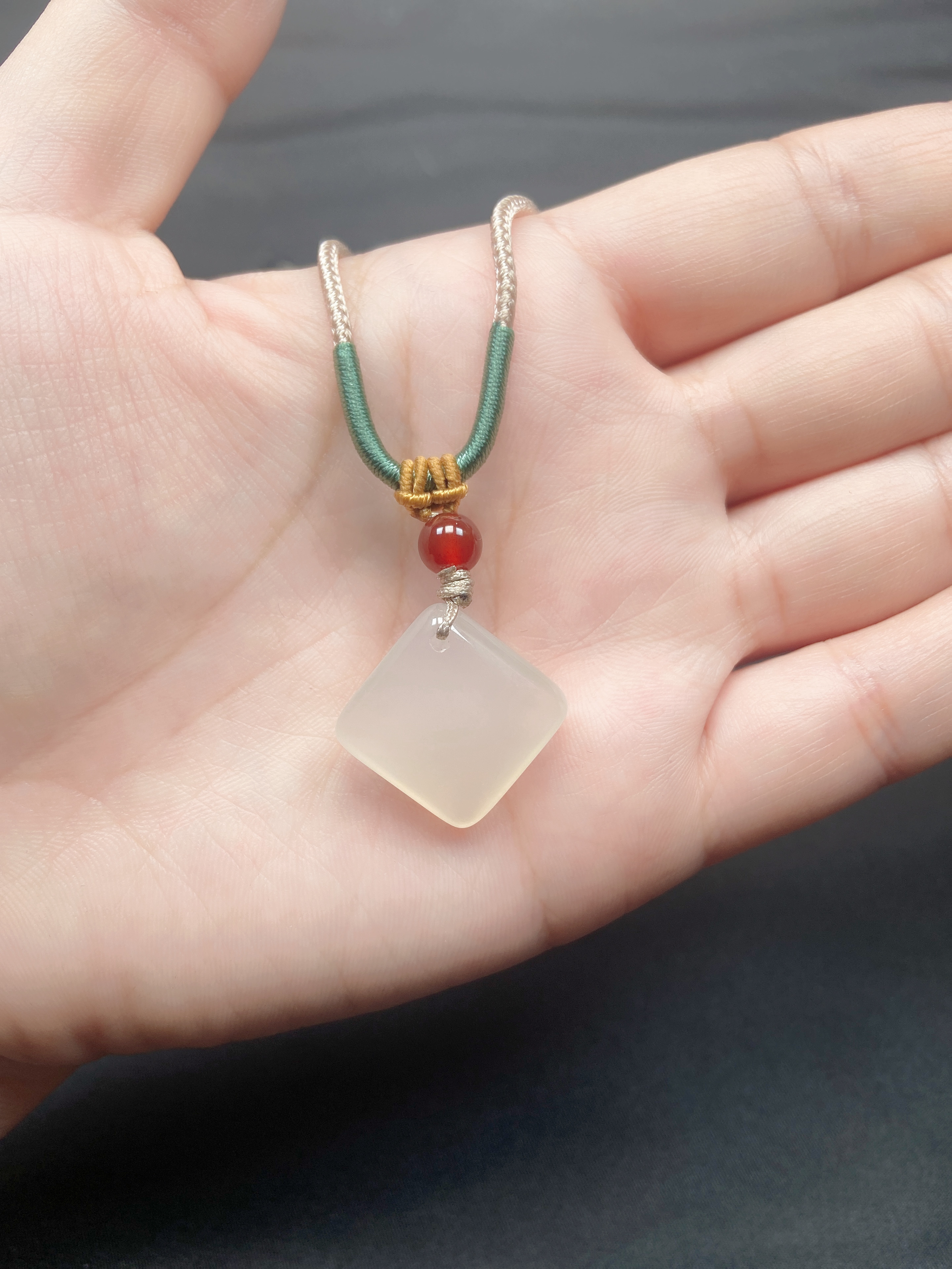 天然玛瑙玉髓小方糖吊坠高冰高透配绳多样性发货