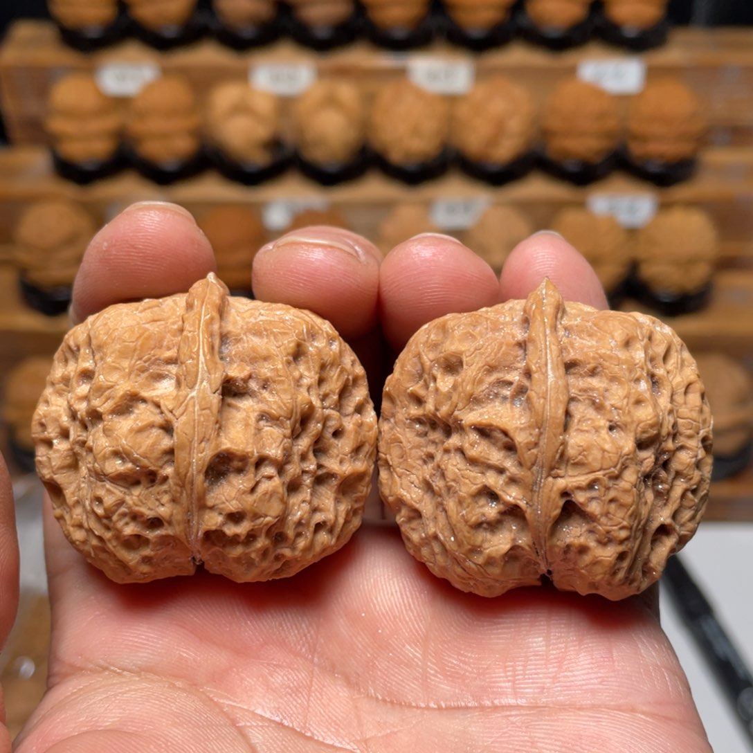 文玩核桃吊坠魔龙元宝