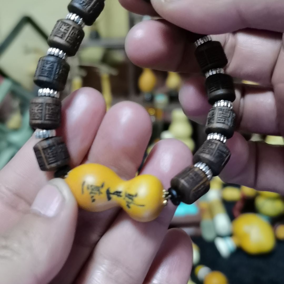 仅此一条，一顺百顺草里金手串