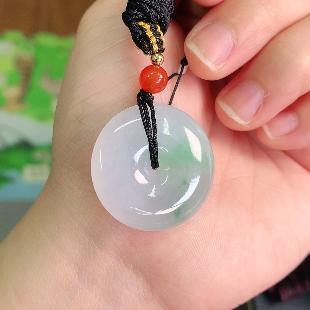 翡翠颈饰未镶嵌飘绿扣