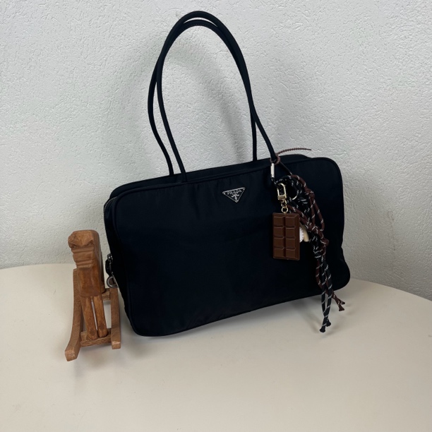 95新 Prada/普拉达 30黑银降落伞plume盒子单肩包