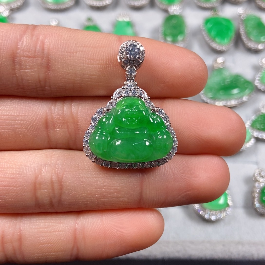 翡翠未镶嵌颈饰琴佛公