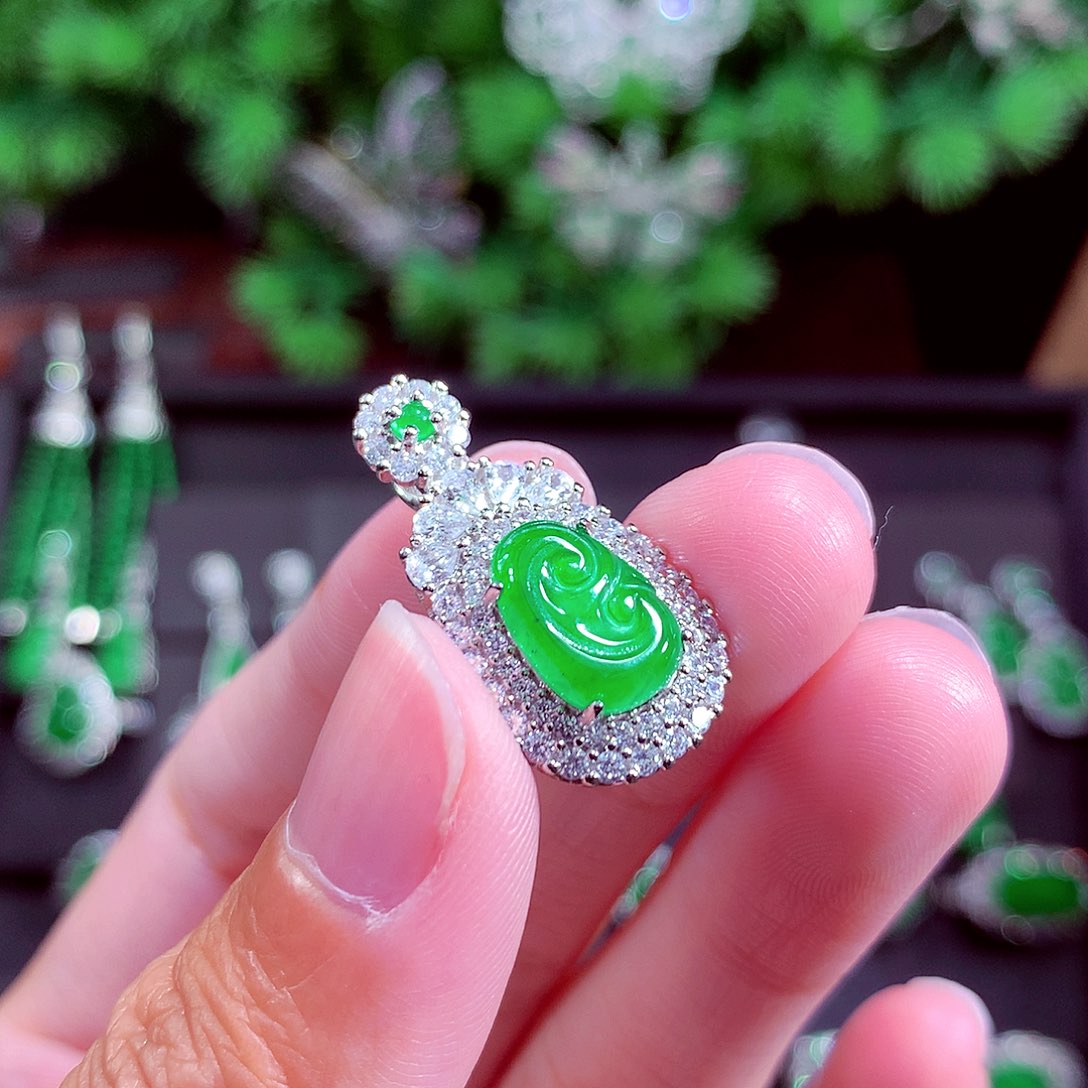 颈饰未镶嵌翡翠天然