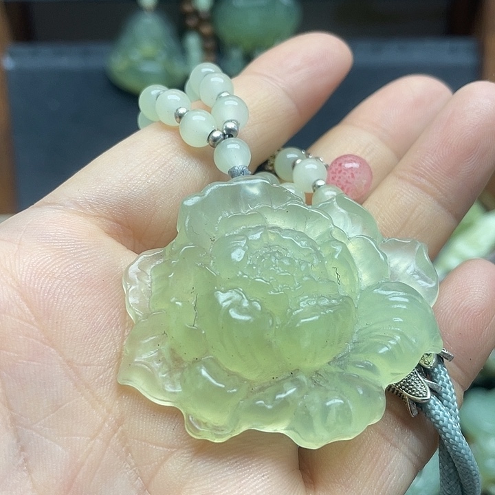 未镶嵌蛇纹石玉颈饰