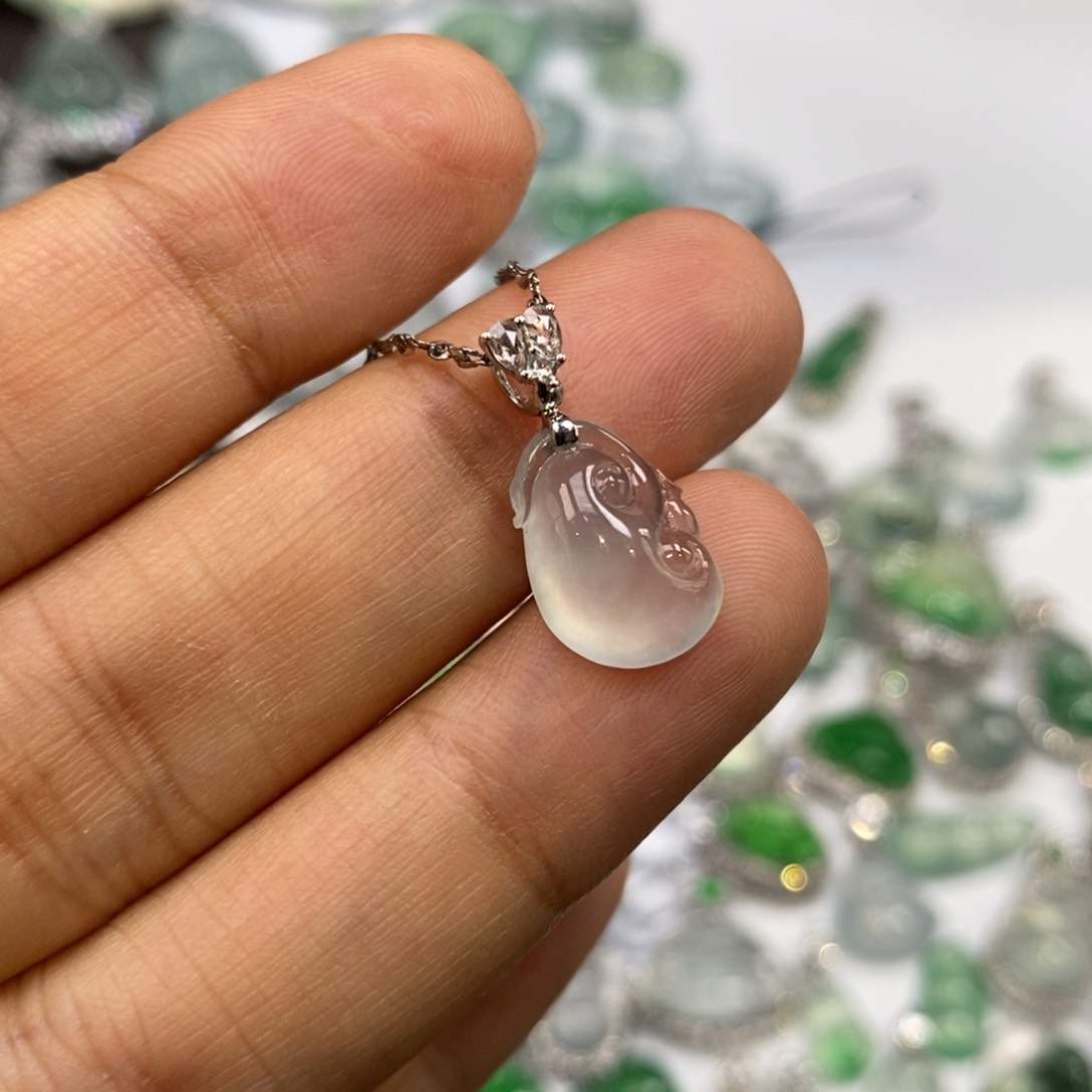 颈饰18K金镶嵌翡翠