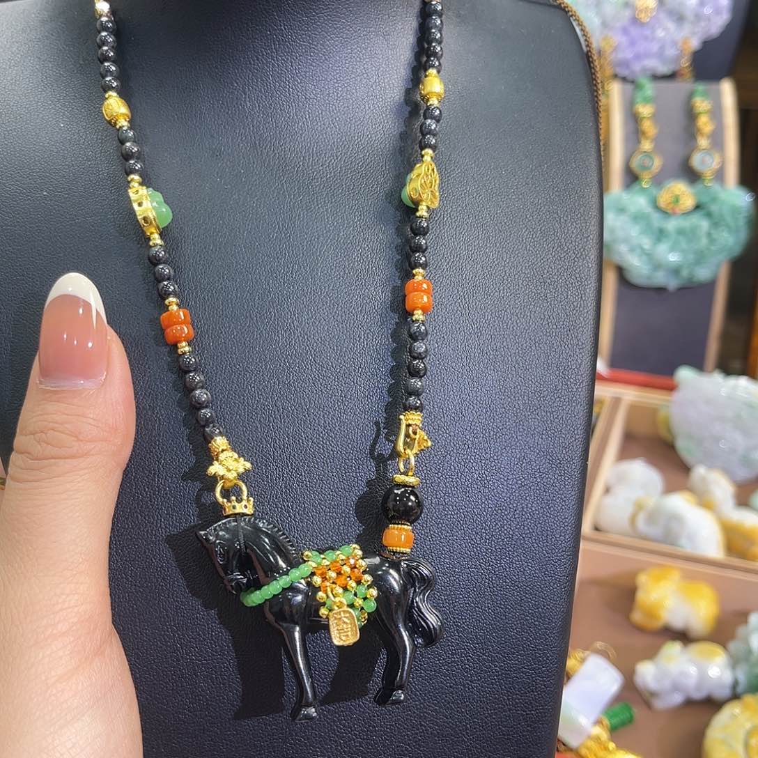 翡翠未镶嵌吊坠(赠链)一马当先