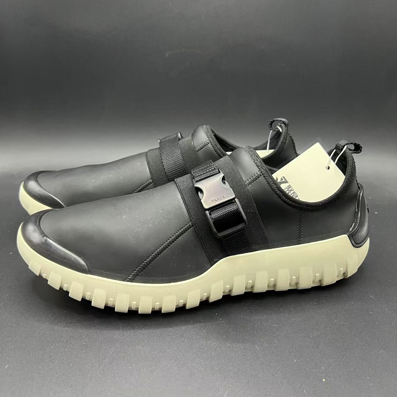 95新 Prada/普拉达 男士时尚百搭黑色休闲运动鞋42.5码 lb413