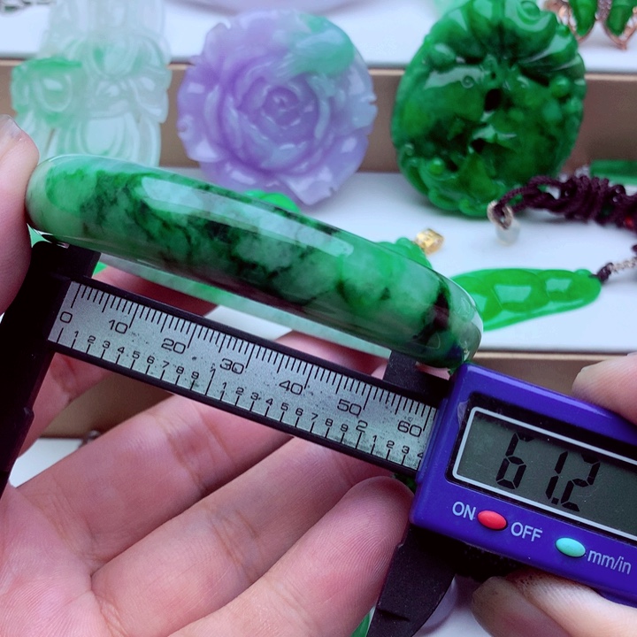 翡翠未镶嵌手镯…．．