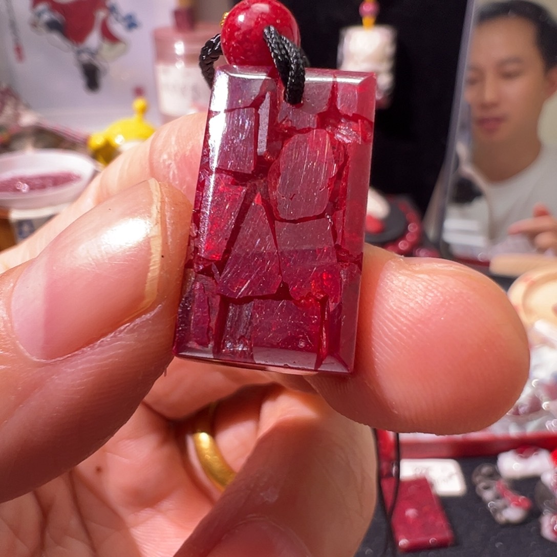 我***王天然辰砂晶体满火彩无事牌