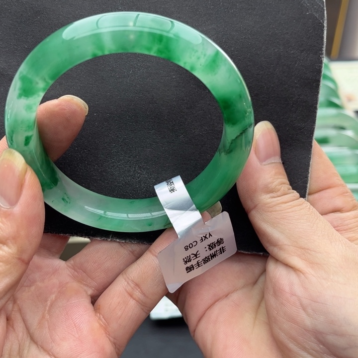 L***W石英质玉未镶嵌手镯