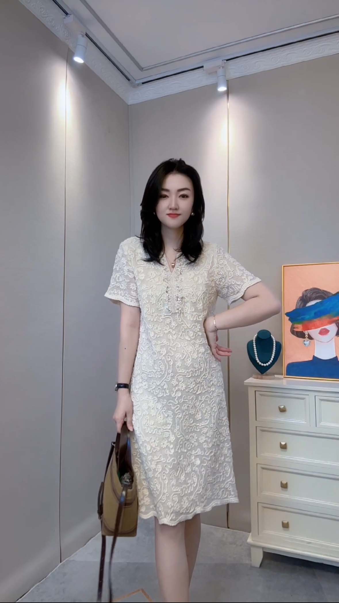 【深圳-南油】2025新款高端时尚V领钉珠气质显瘦盘花连衣裙 25072#