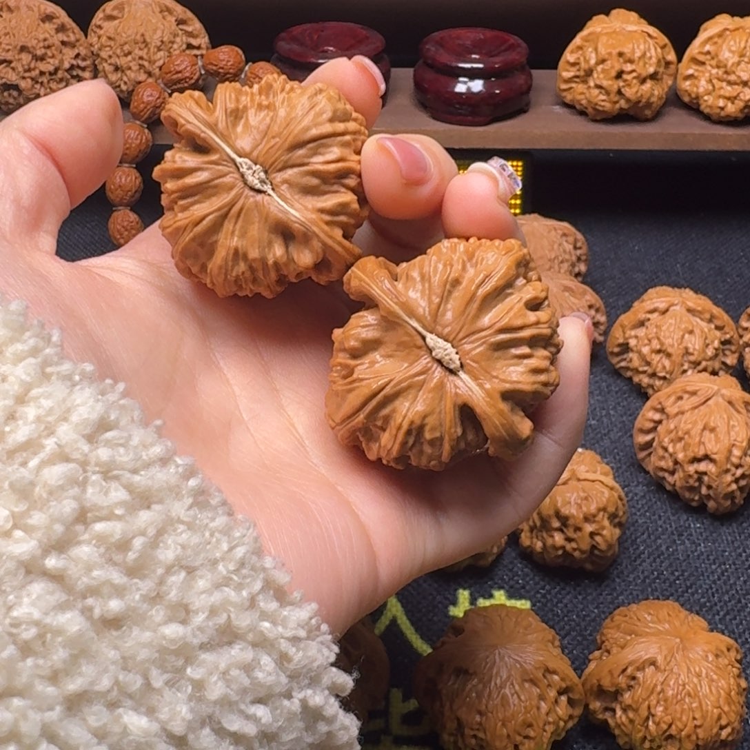 文玩核桃吊坠42.5球白