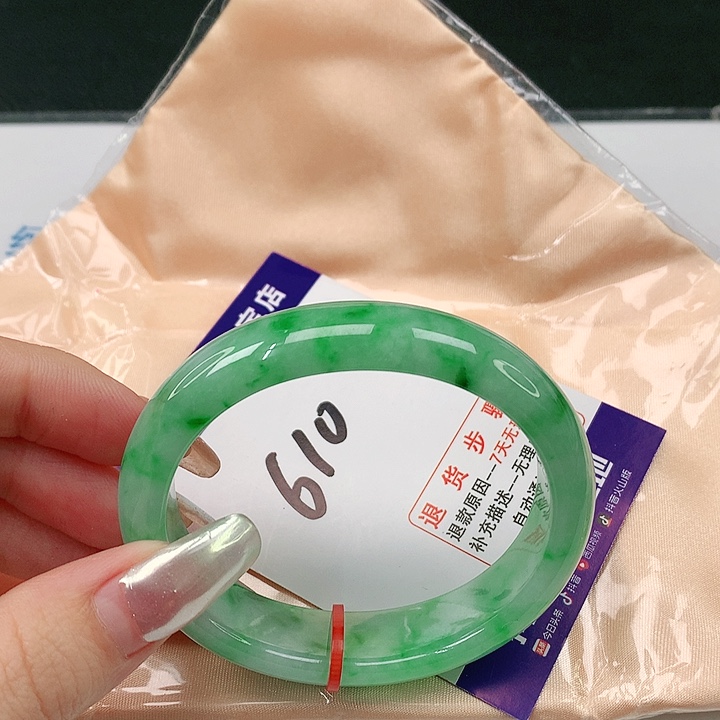 翡翠手镯未镶嵌翡翠手镯