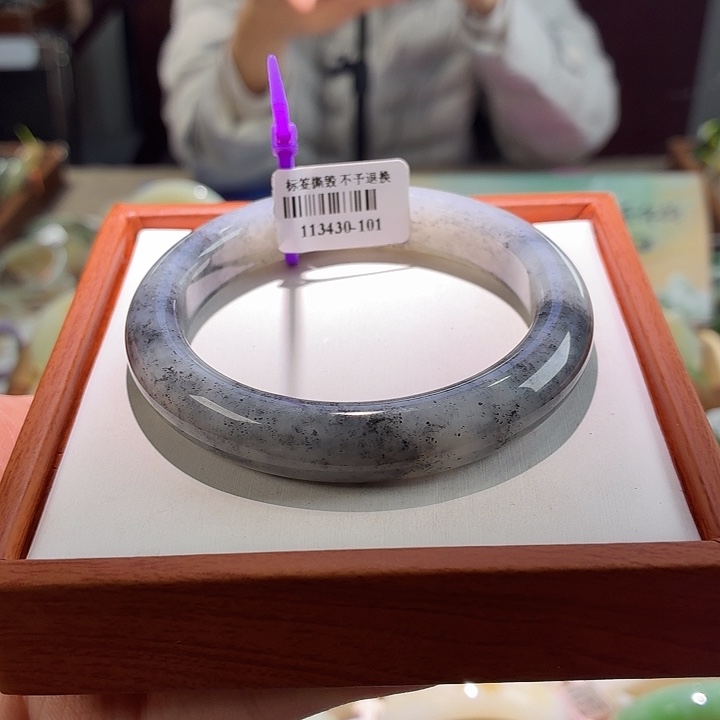 和田玉未镶嵌手镯18。 56/57