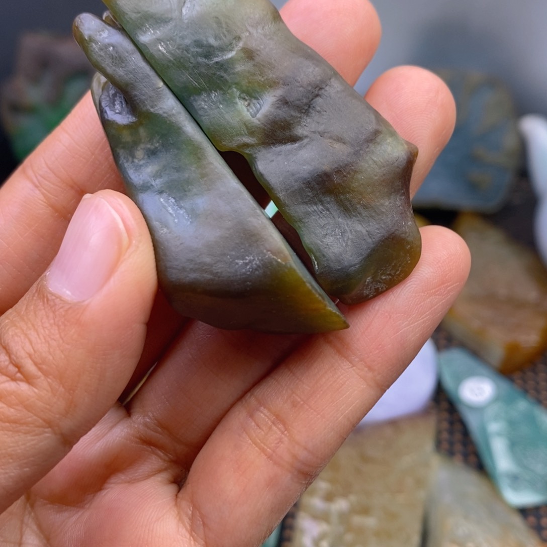 翡翠颈饰未镶嵌瞬*?翡翠