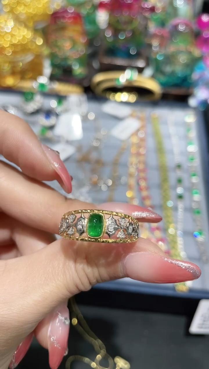 18K金镶嵌天然祖母绿戒指