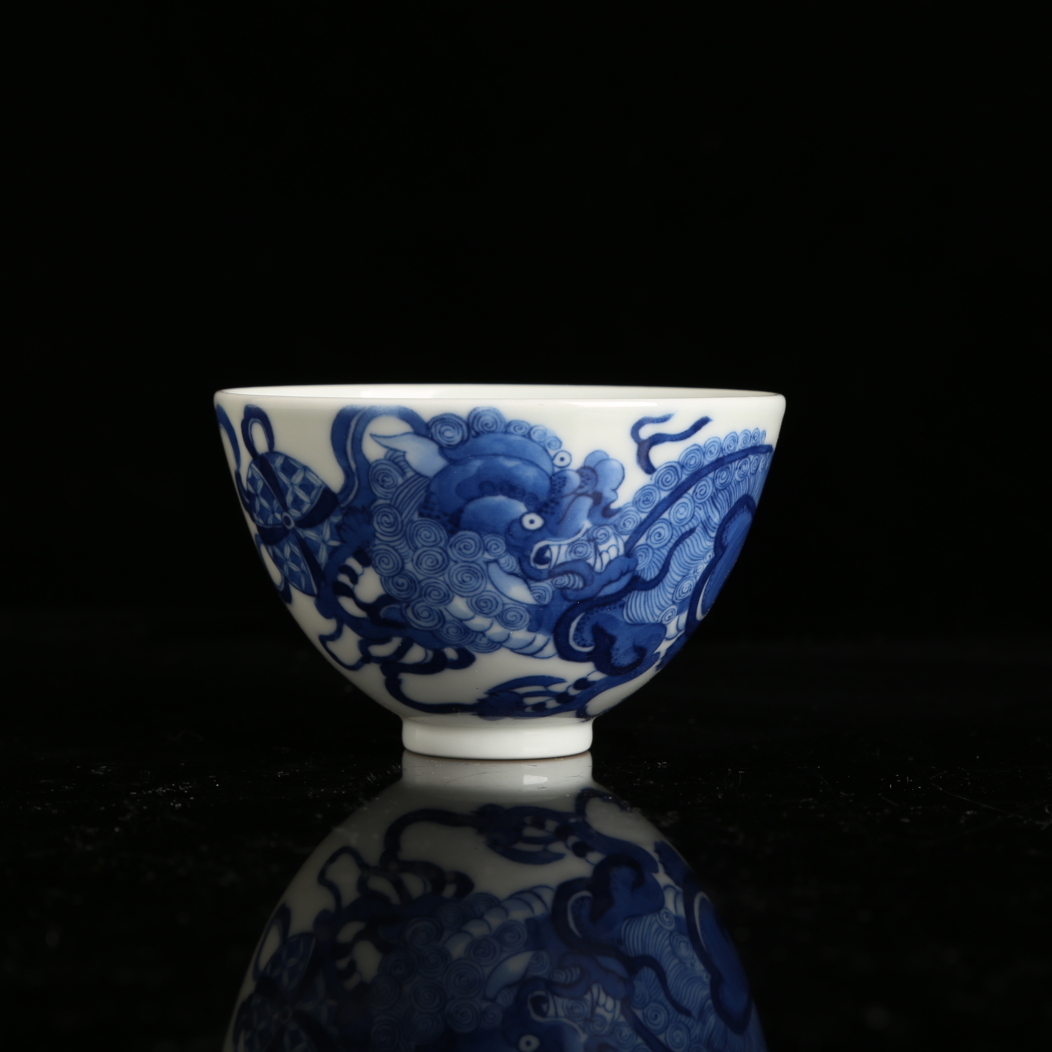 青花狮子绣球鸡心杯错补斋