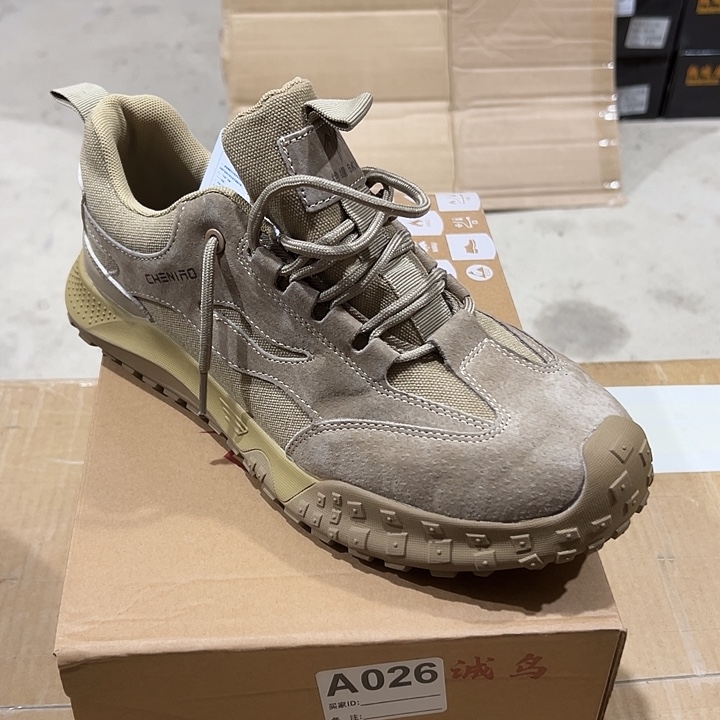 编码026号。43码防砸防刺劳保鞋。