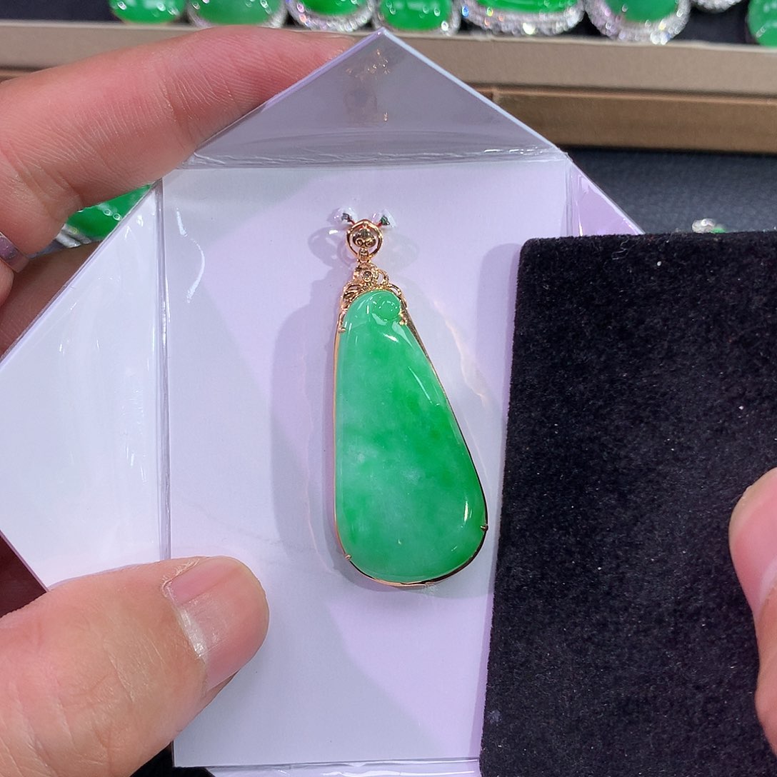翡翠吊坠(赠链)18K金镶嵌