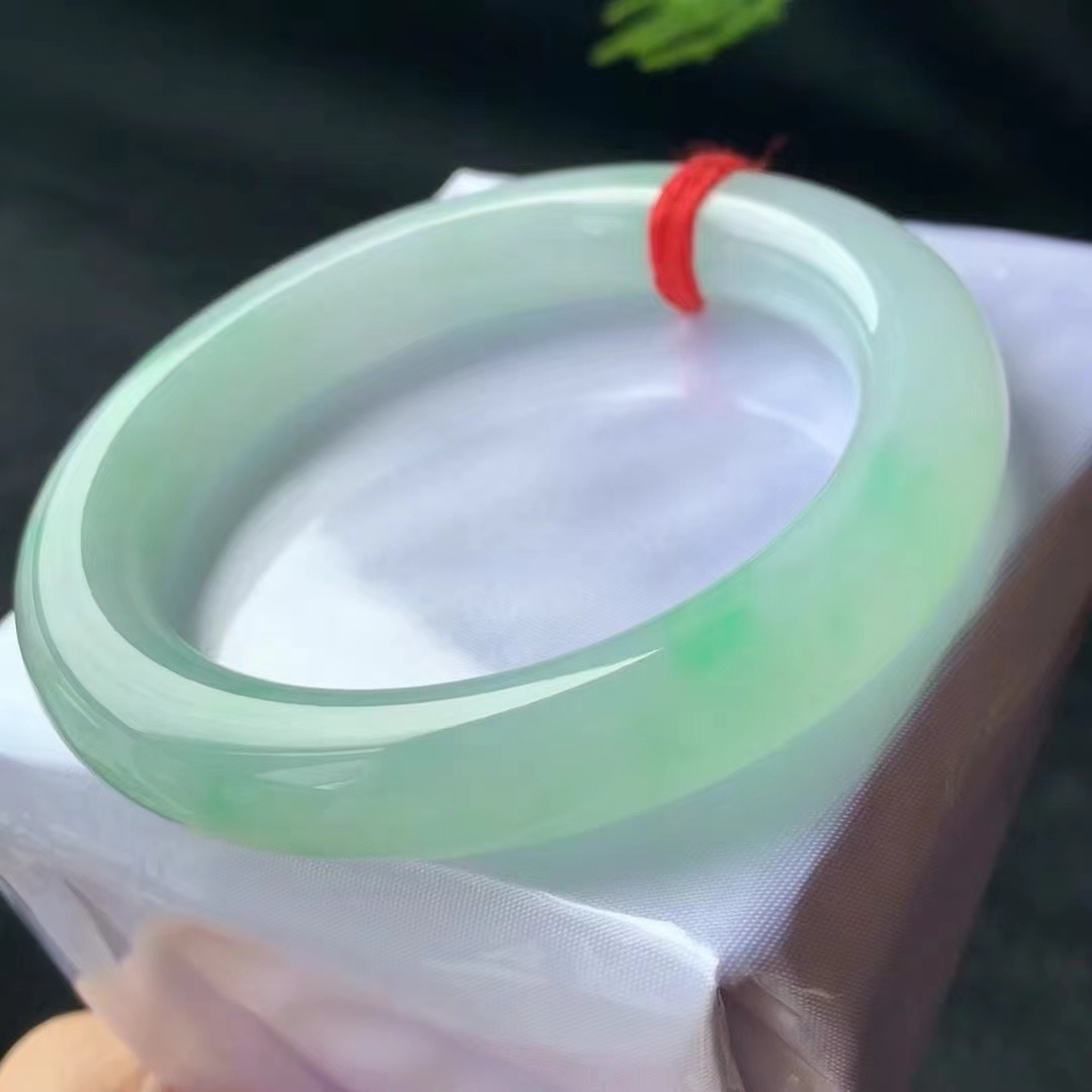 展示翡翠手镯冰透飘绿