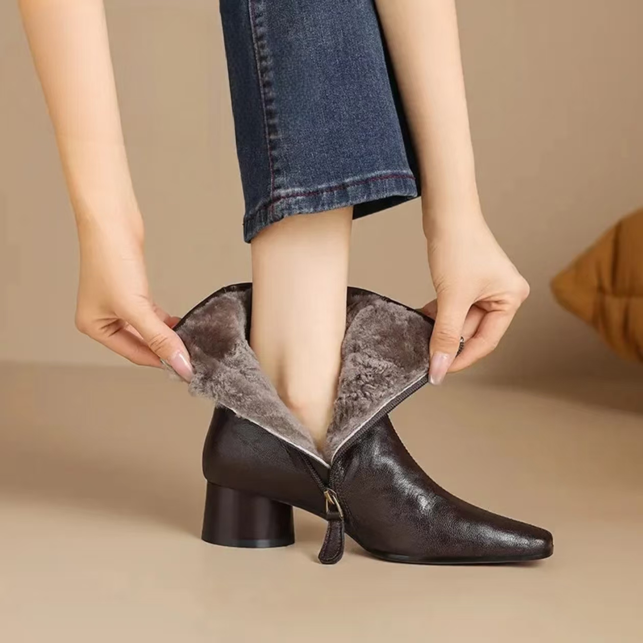 【品牌力荐】冬季新款方头粗跟保暖短靴女马丁靴Y8800