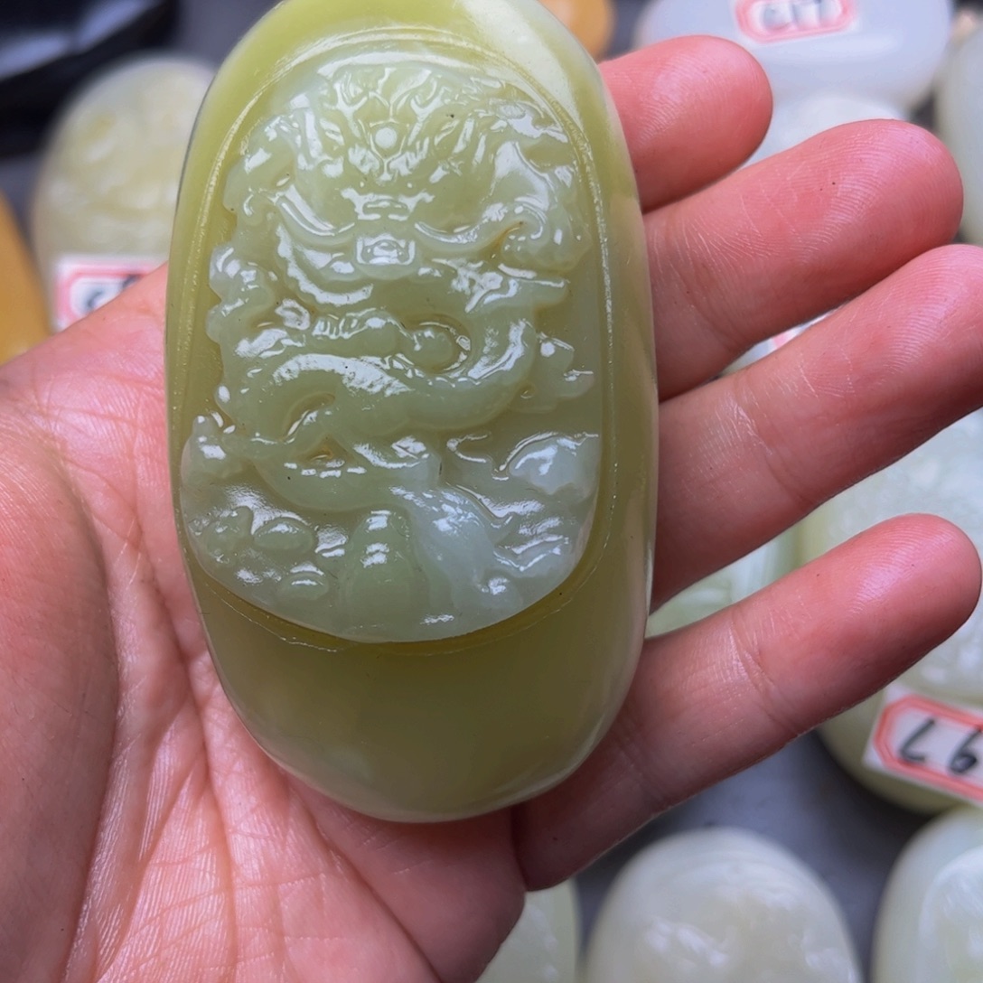 石材方解石手把件龙