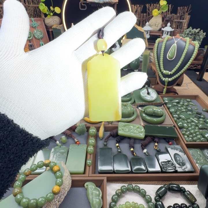 岫岩老玉（透闪石质玉）未镶嵌颈饰