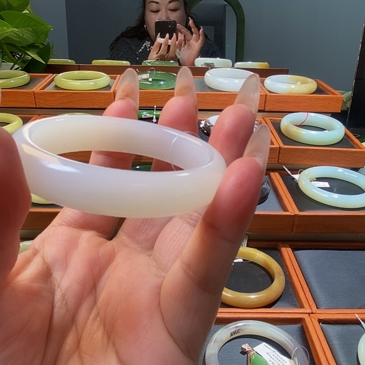 和田玉未镶嵌手镯