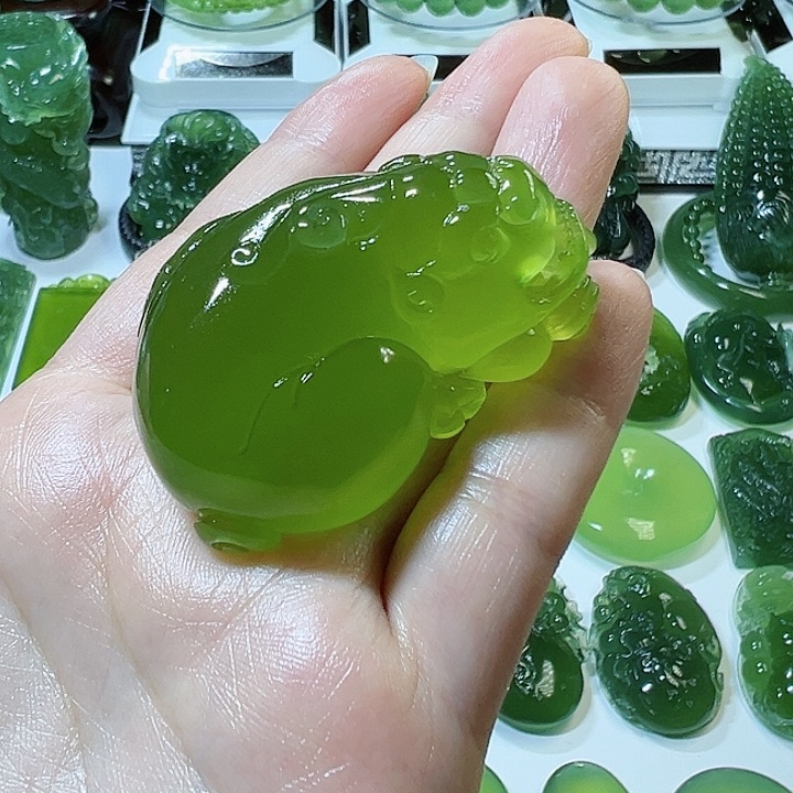 蛇纹石玉手把件未镶嵌稳**狗