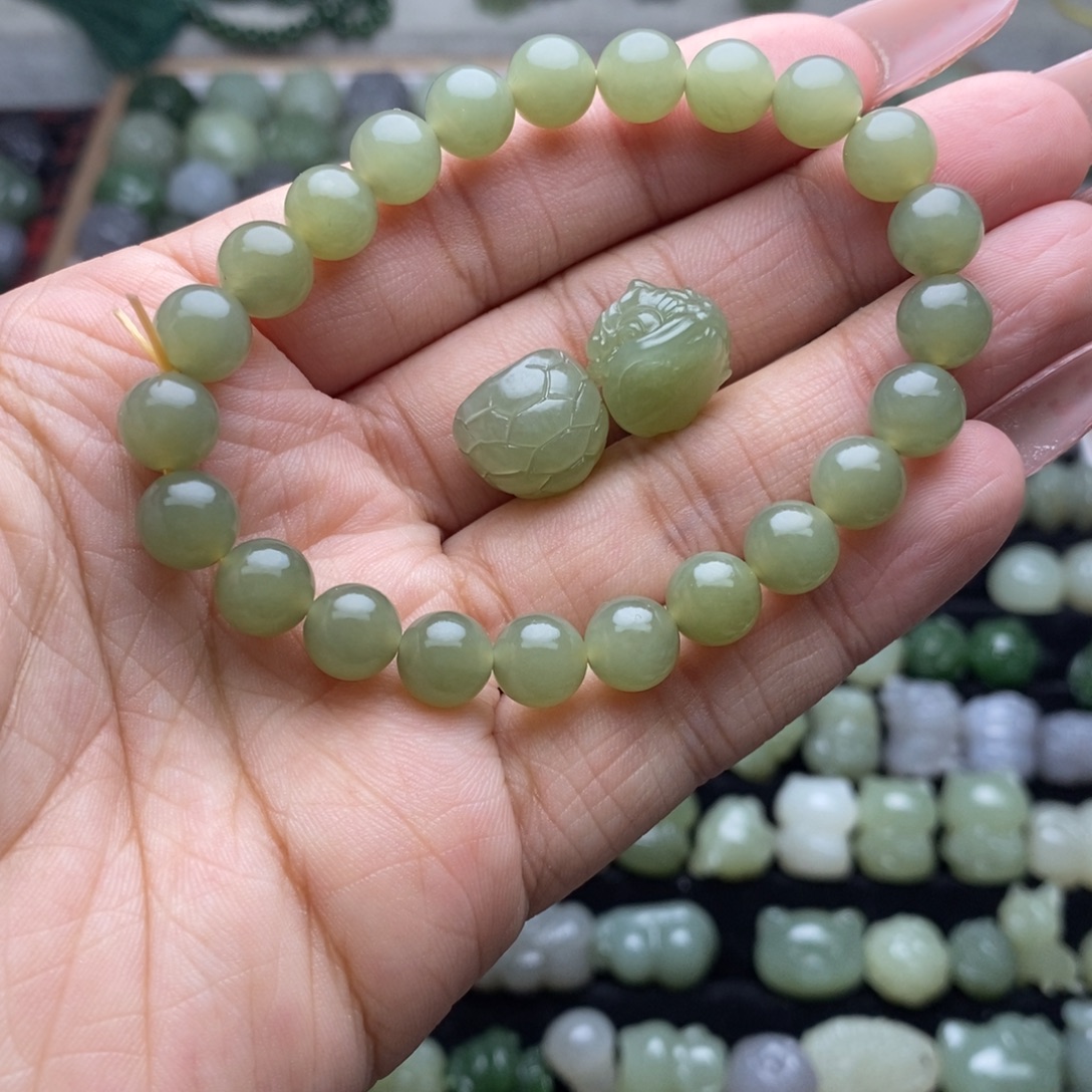 舍****和田玉未镶嵌颈饰