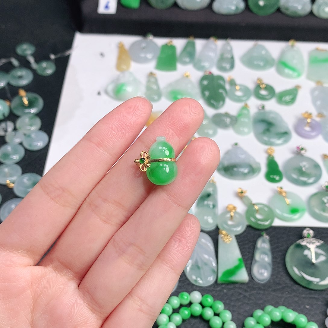 翡翠颈饰未镶嵌翡翠